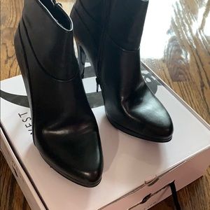 Nine West zip up heals
